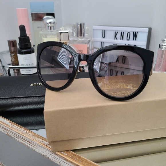 **SOLD** Burberry Sunglasses - Picture 2 of 5